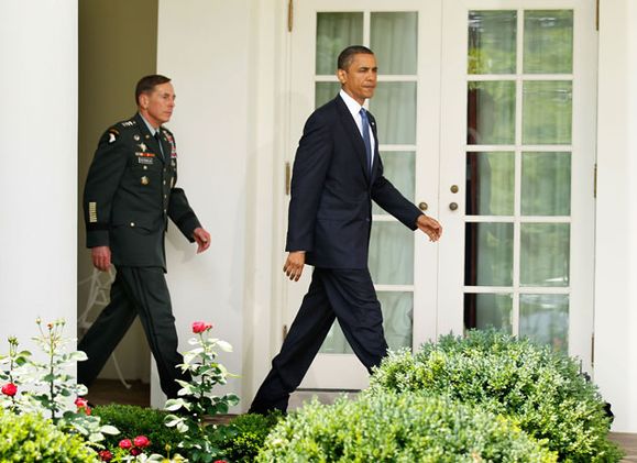 president-barack-obama-and-commander-of-us-central-command-gen-david-petraeus