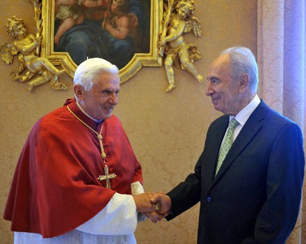 Pope-Benedict-XVI-Peres-Masonic-Handshake