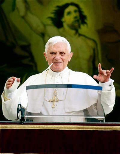 pope-benedict-XVI-handsign