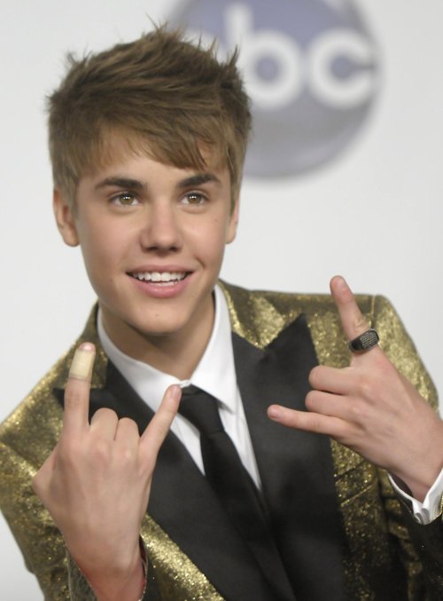 Justin Bieber-satanic handsign