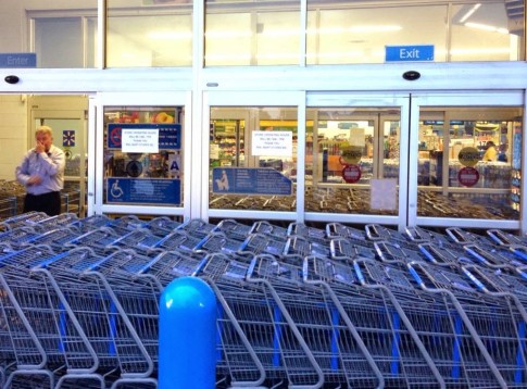 Wal-Mart-in-Ferguson-1-Photo-from-Alex-Wroblewski-on-Twitter