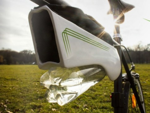 This Water Bottle for Bikes Generates H2O From the Air