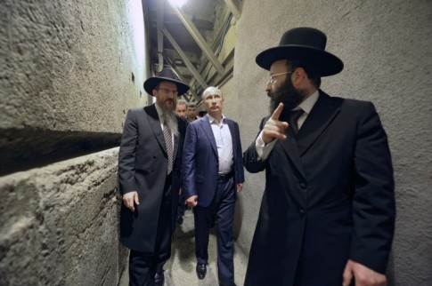 Russian President Vladimir Putin (2-L) and Russia's chief rabbi Berel Lazar (L) visit the Wailing Wall in Jerusalem, Israel 26 June 2012