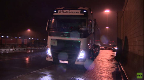 Truck drivers at Calais fear for their lives as angry refugees attack-2