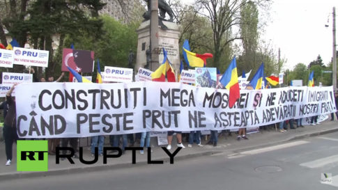 romanians-protest-against-a-proposed-turkish-mega-mosque-in-bucharest-april-10-2016