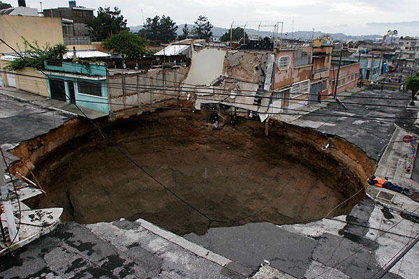 giant-sinkhole-in-guatemala