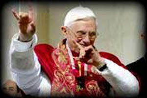 Pope-Benedict-handsign-2
