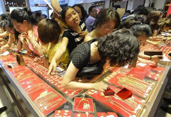Customers flock to buy gold accessories at a gold store on sale in Taiyuan